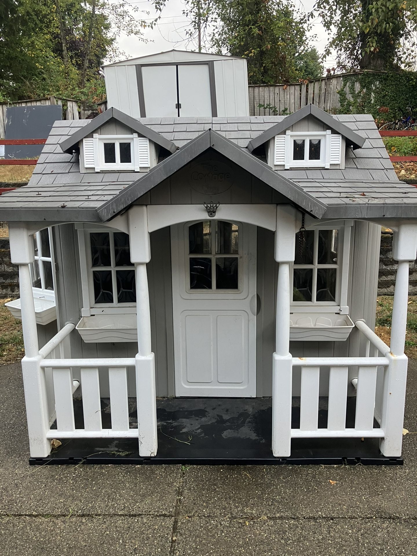 Play House Huge Cottage   In Good Condition Asking $550. Obo