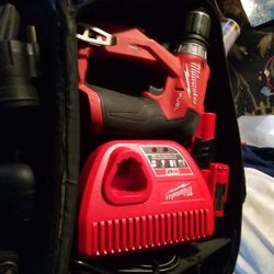 Milwaukee 12v Drill Driver Kit W/Charger And 2xBatteries