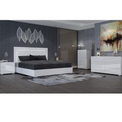 4 Pcs Queen ( Bed, Dresser, Mirror, Nightstand) MATTRESS NOT INCLUDED 