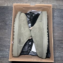 UGG Men’s Classic Slip-On Size 9 (Used)