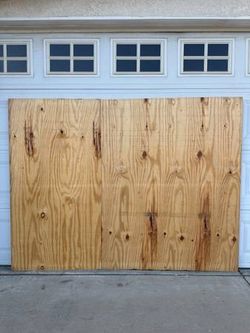 Low Profile Queen Size Spring Box Board
Dimensions: 80”x60”
Thickness: 0.5 inches
In good condition
Located in North Fontana