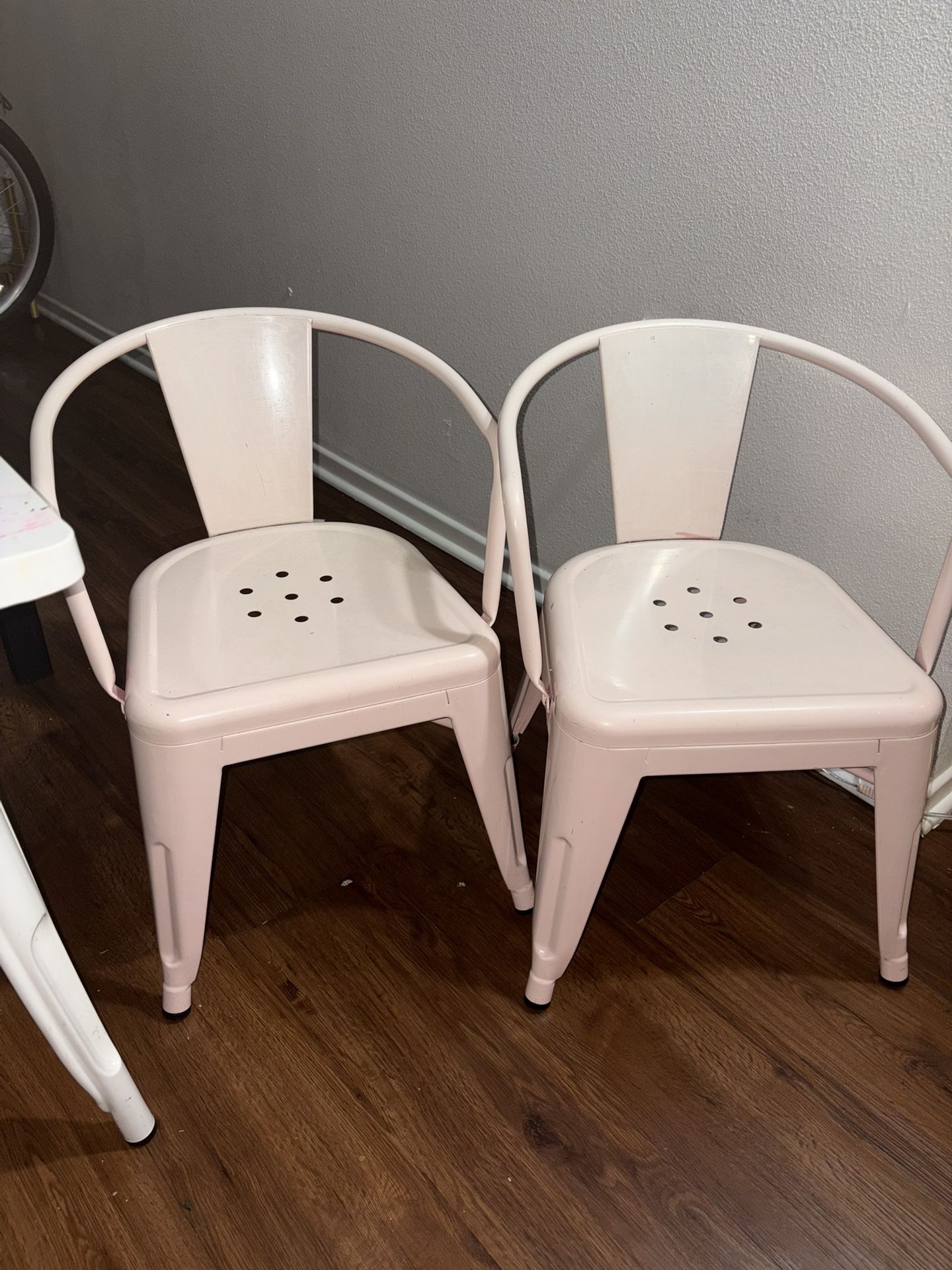 Kids Table/Kids Chairs