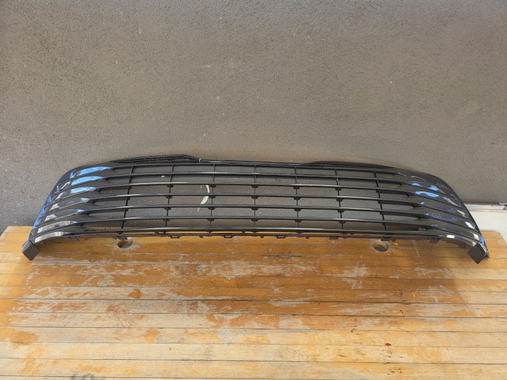 2018-2020 Toyota Camry XLE/Hybrid GRILLE LOWER BUMPER OEM