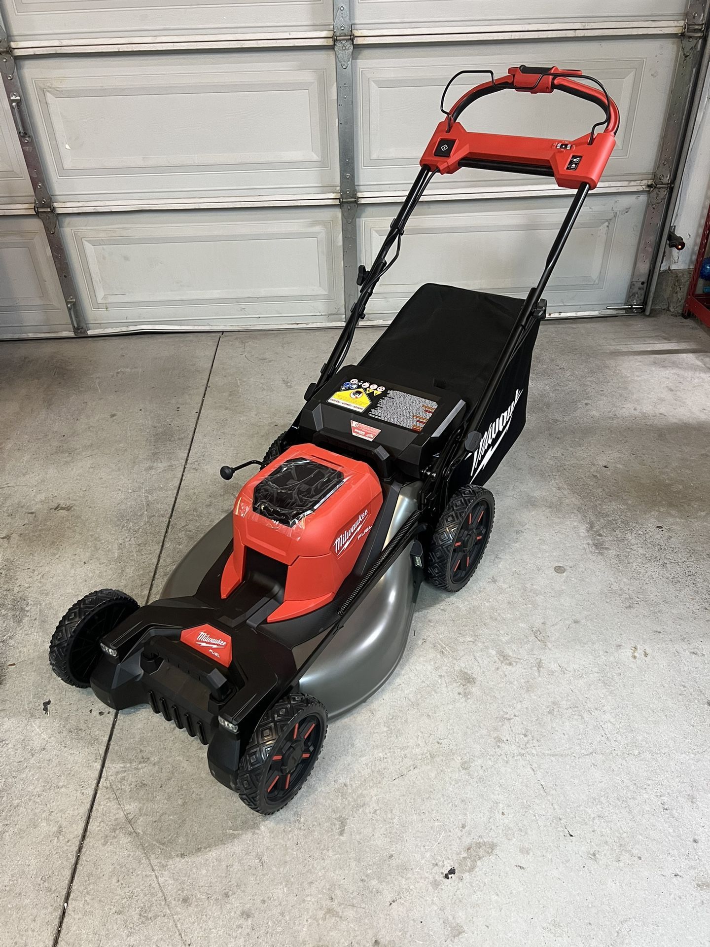 New Milwaukee M18 FUEL Brushless Cordless 21 in. Walk Behind Dual Battery Self-Propelled Mower (Batteries Not Included)