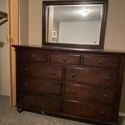 Dresser w/mirror 