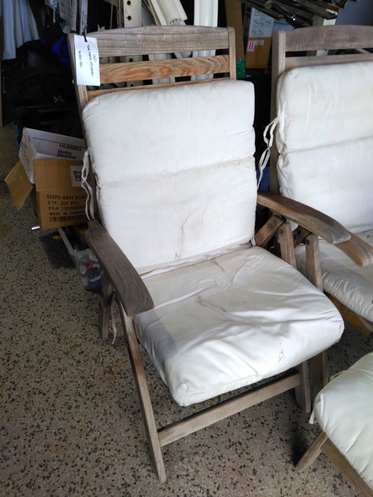 RO8611-085 Folding Teak Chair With Cushions 