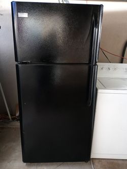 FRIGIDAIRE TOP FREEZER FOR SALE EVERYTHING WORKS PERFECT WITH A 2 MONTH WARRANTY