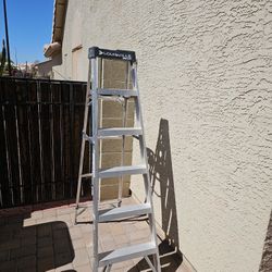 Louisville 250 Lb Capacity Ladder 6 Ft