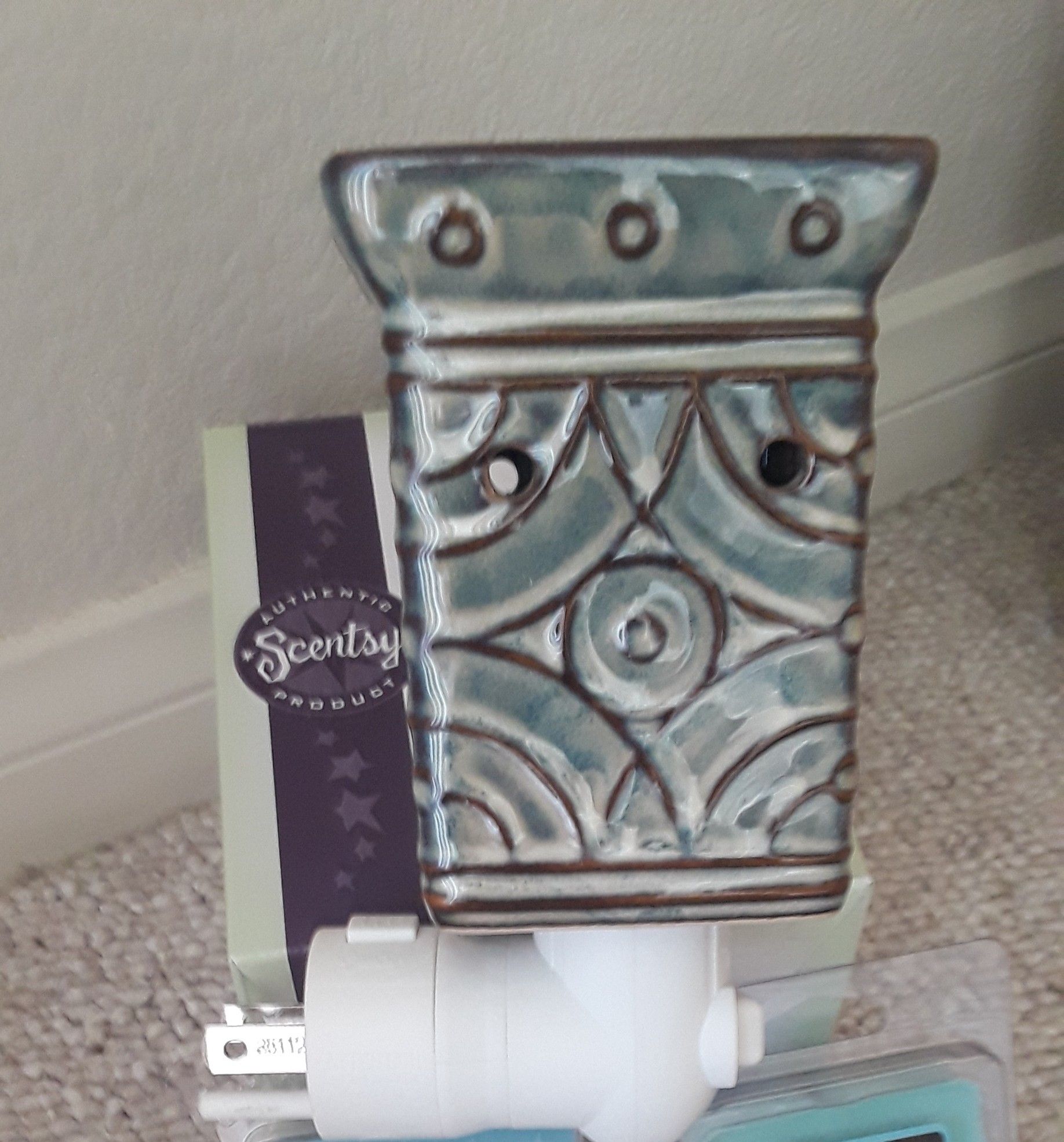 GIFT IDEA! * SCENTSY PLUG-IN WARMER, WAX BARS & GRAB TABS