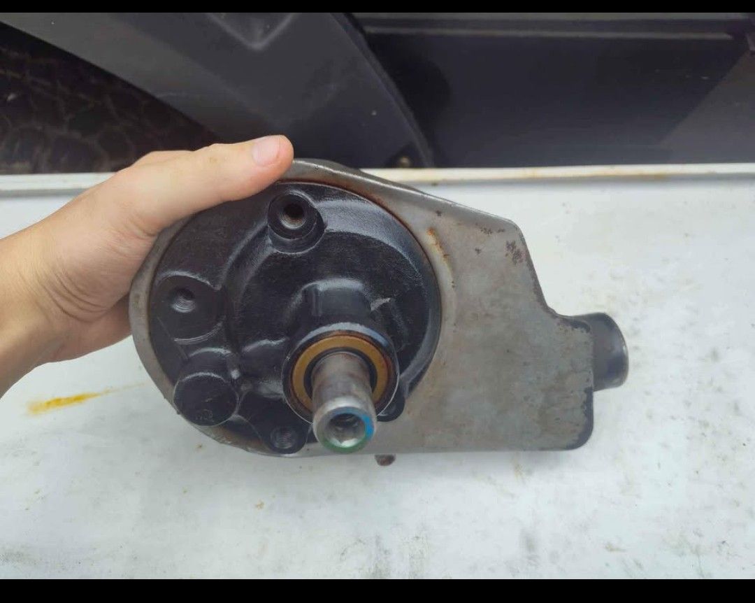 2000 2500hd power steering pump, $150/Bestoffer Or Trade