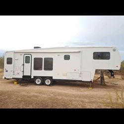 2000 Hitchhiker II 5th wheel camper 31ft long 2 slides