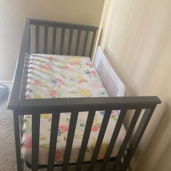 Crib With Mattress And Support 