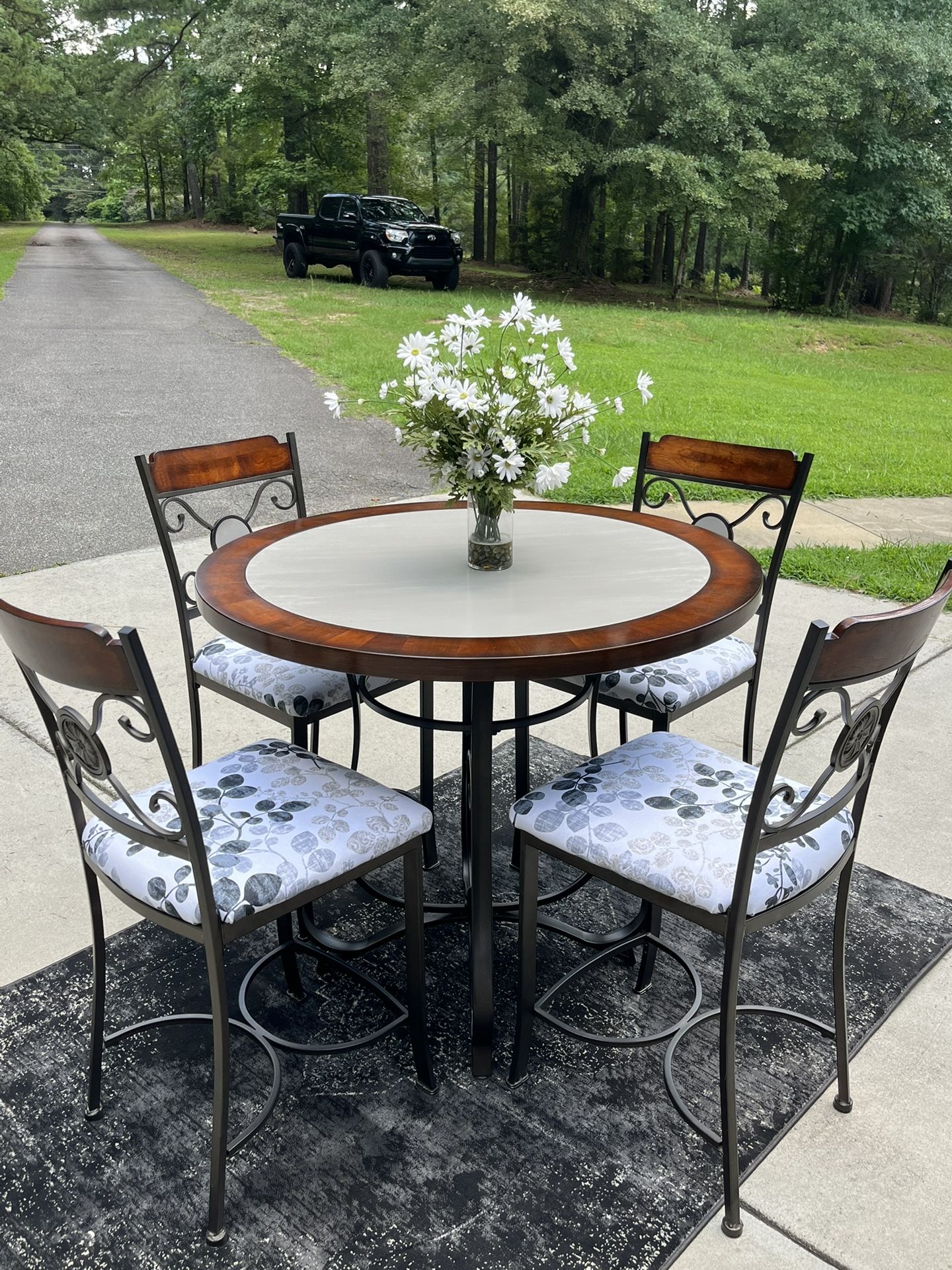 Charming 5-Piece Dining / Kitchen High Top Table / Chair Set