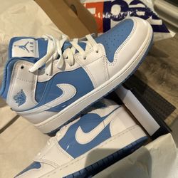 AIR JORDAN 1 MID SE (GS) WHITE/LEGEND BLUE BLANC/BLEU COLUMBIE