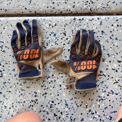 100% Gloves size medium