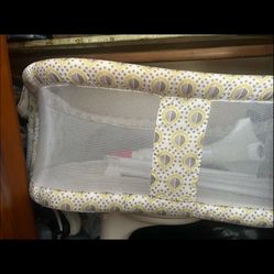 Halo swivel baby bassinet