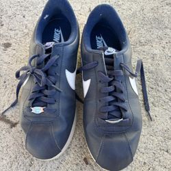Men’s 9.5 Nike Cortez 
