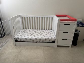 Graco 4 in 1 convertible crib with changing station