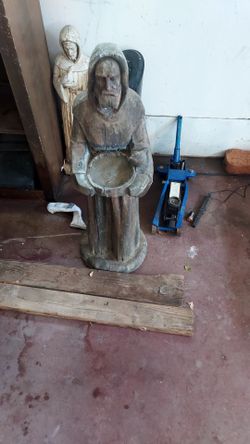 Garden statue/ bird feeder