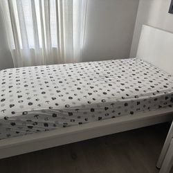 Kids Bed with Mattress – Excellent Condition!