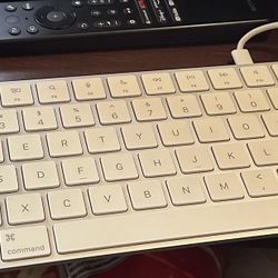 Magic Keyboard with Touch ID and Numeric Keypad for Mac models with Apple silicon (USB–C) - US English - White Keys & Magic Mouse (USB‑C) - White Mult