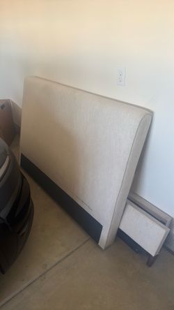 Moving sale : full bed with mattress and base