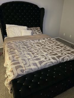 QUEEN SIZE BED FRAME