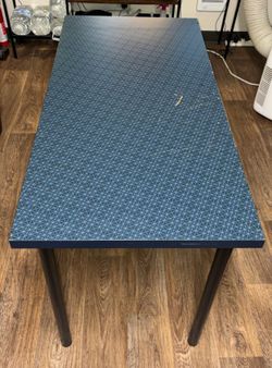 Crafts Table w/Removable Legs