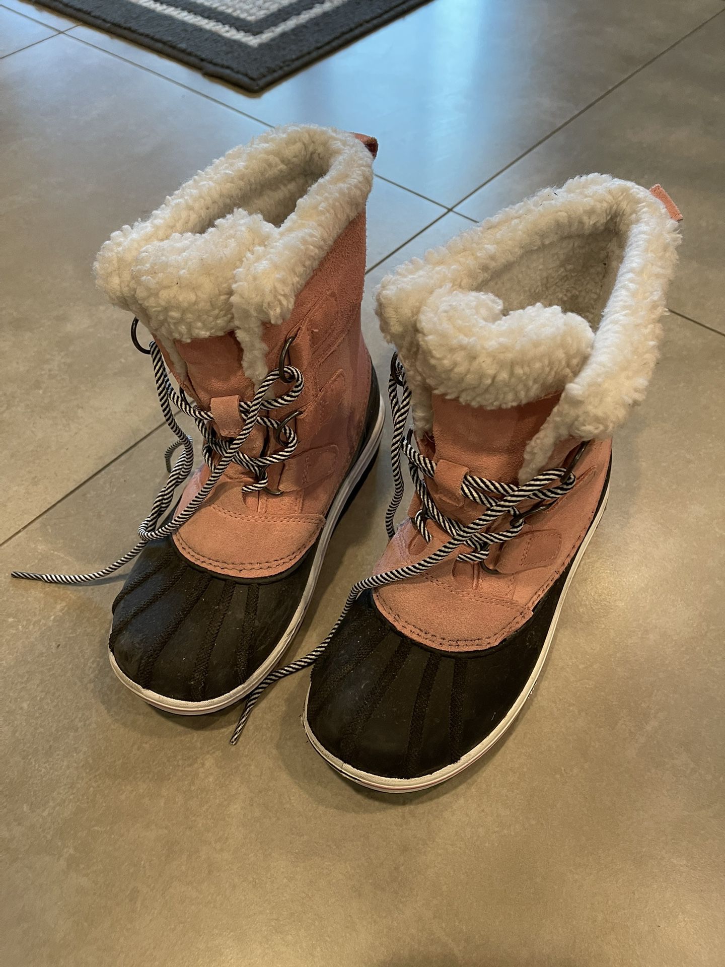 Girls’ Snow boots Size 3