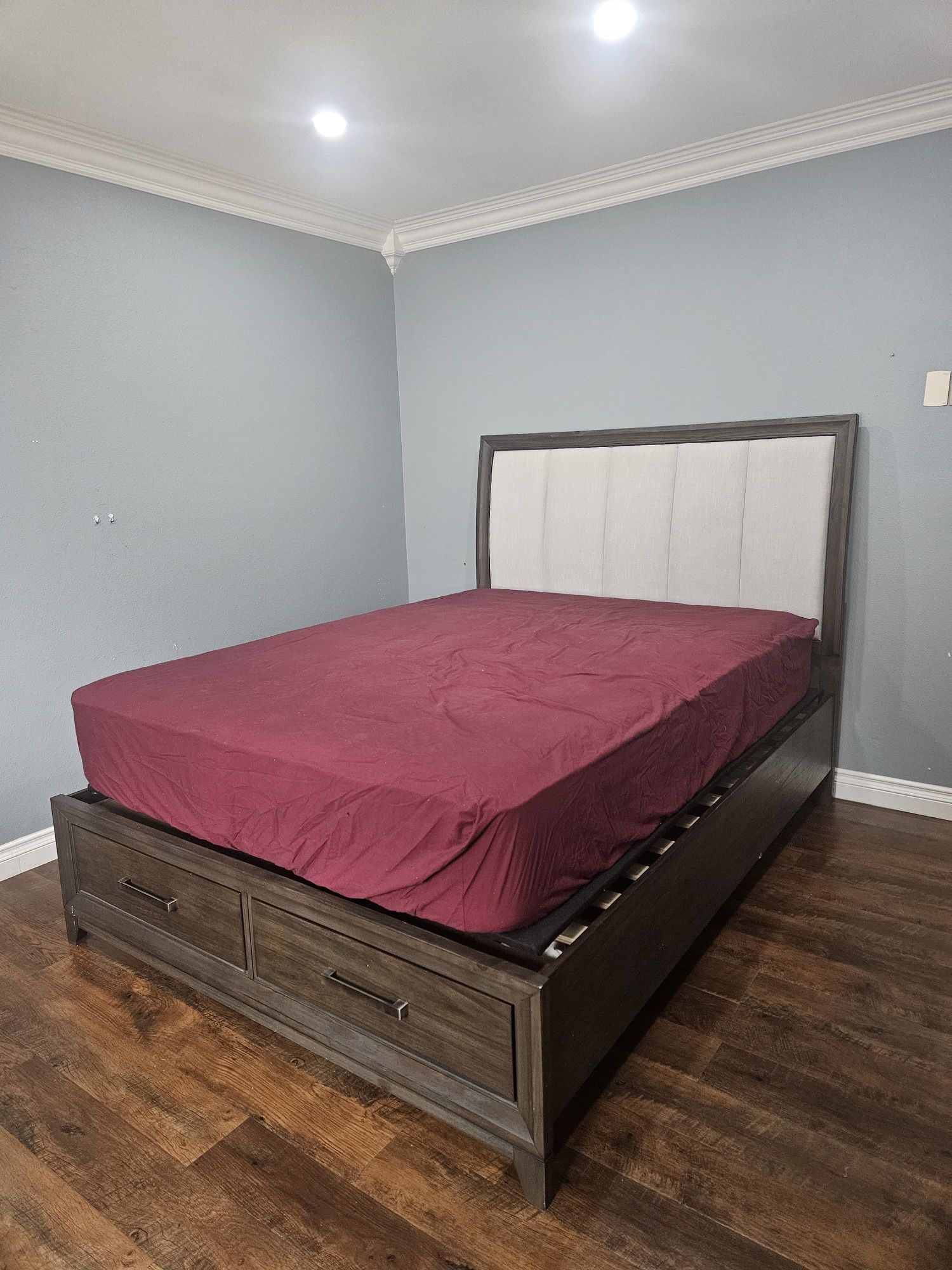 Queen bed frame Ashley Westonfort