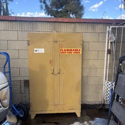 Flammable cabinet