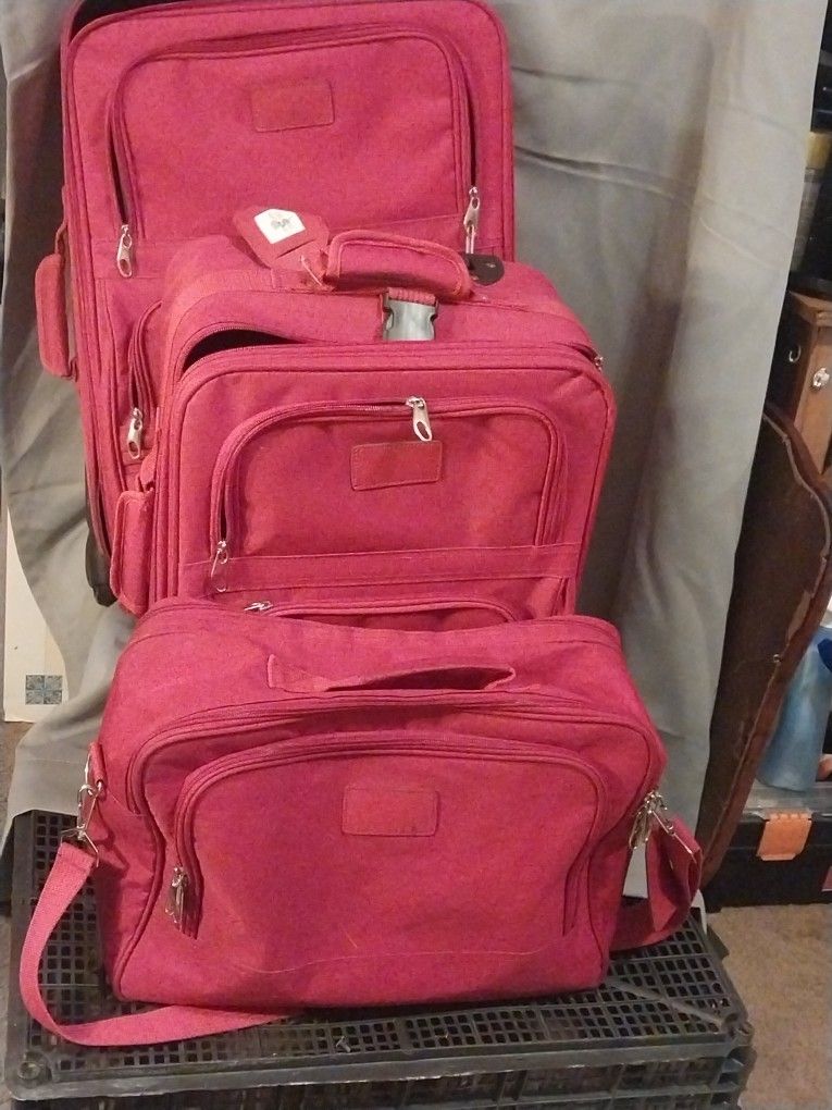 3 Peice Luggage 24" And A 20 " And A Overnight Bag