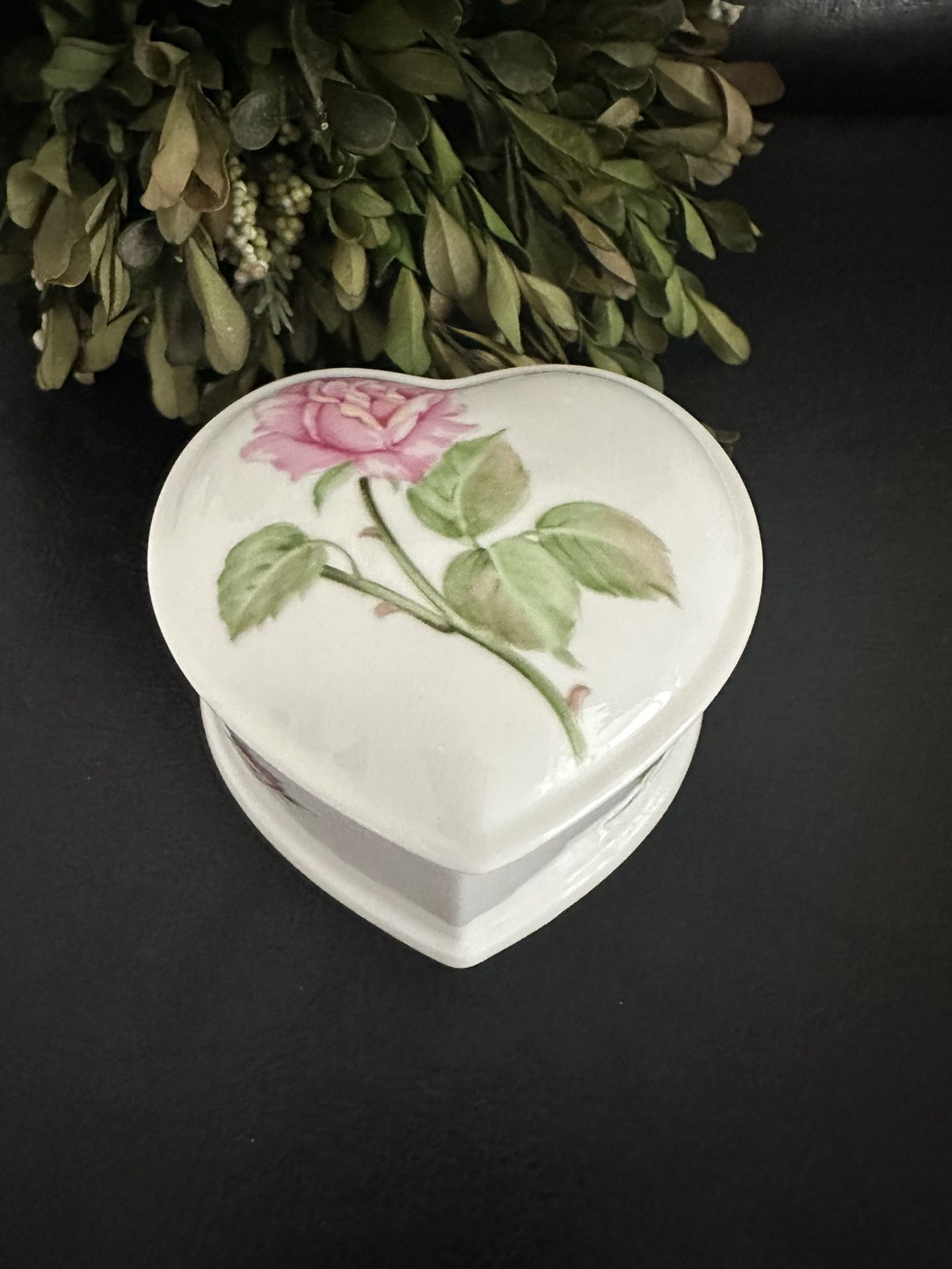 Mikasa Bone China JUNE ROSE A7719 Heart Shaped with Lid Trinket Box 3.5" 1980's. Japan