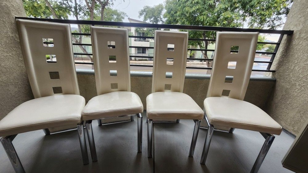 Table/Chairs Set