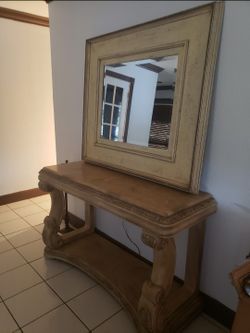 Mesa Y Espejo. Table And Mirror