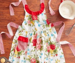 The Pioneer Woman sweet Rose Ruffle apron