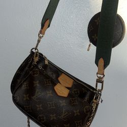 Loui Vuitton Purse Got It For 1500 Selling For 900 Willing To Take Offers 