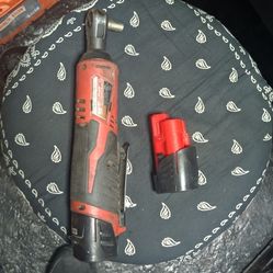 Milwaukee M12 1/4 In Ratchet With Extra Battery