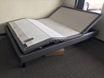 Queen adjustable base with massage feature