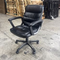 💺 Executive Black Leather Office Chair – Comfortable & Professional!