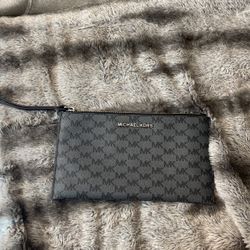 Michael Kors Signature Jet Set Charm Wristlet