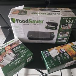 FoodSaver Vacuum Sealer w/extra Bags
