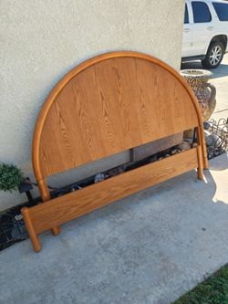 Modern rounded queen head board footboard like new 200 firm see pictures