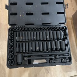 QUINN 58680 1/2 in. Drive SAE & Metric Master Impact Socket Set, 61 Piece Set
