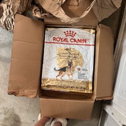 Dog Food ROYAL CANIN GSD  30 lb