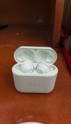 Skullcandy wireless headphones with charging case and cable