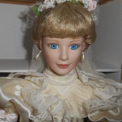 🌸REDUCED🌸Ashton-Drake ‘Lisa’ Wedding Dress Porcelain Doll