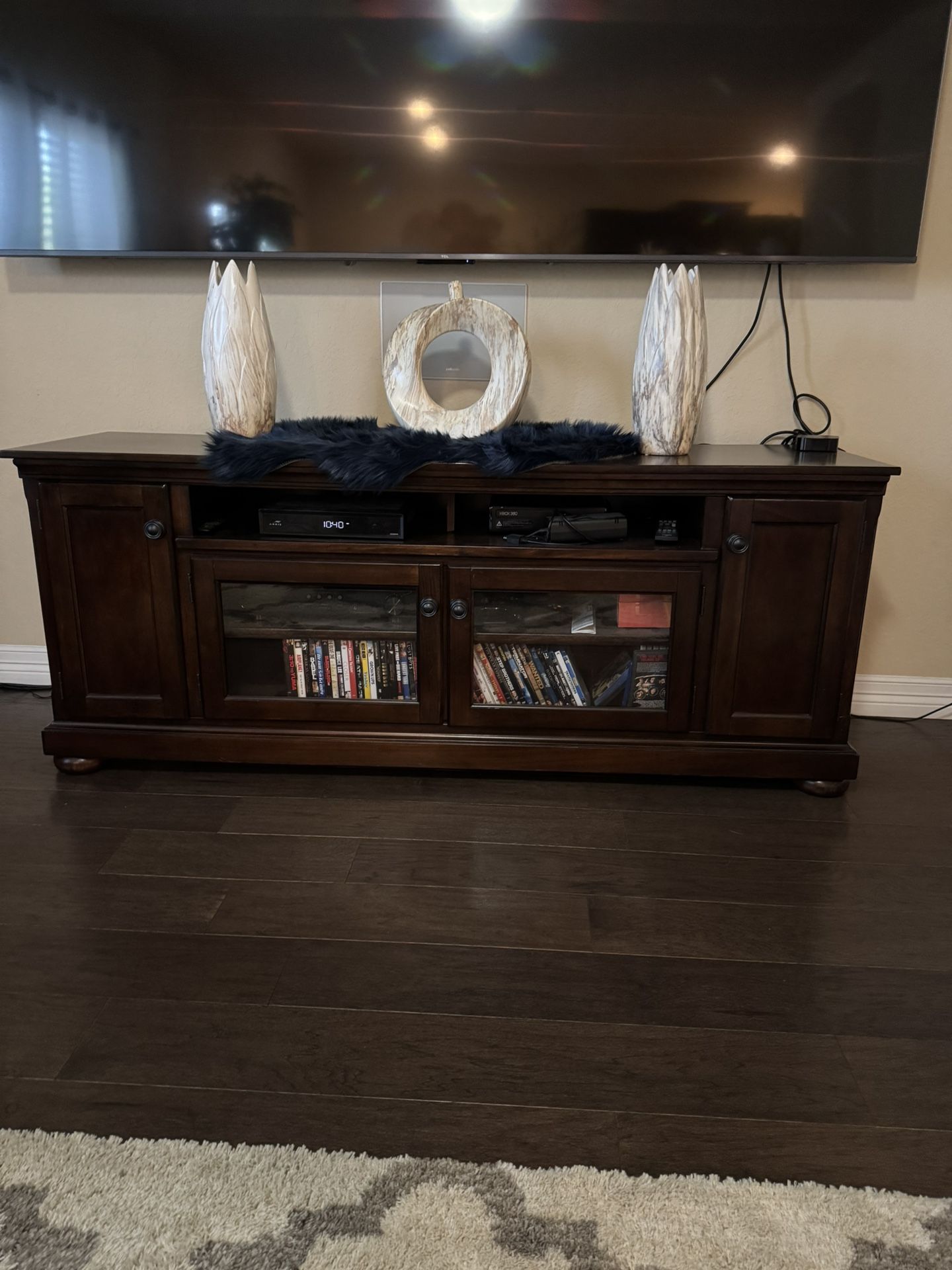TV. Media Table