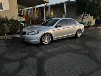 Selling my 2008 Honda accord clean title  4 cylinder