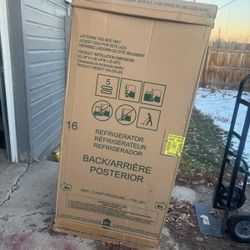 GE Hotpoint HPS16BTNRWW 15.6 Cu. Ft. Top-Freezer Refrigerator